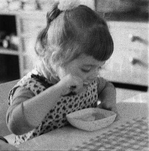 Dresden-Johannstadt, Elisenstraße. Kindergarten. Mädchen beim Mittagessen