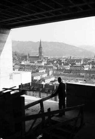 Freiburg: Blick vom Dach des Chemischen Institutes auf Stadtkern und Münster