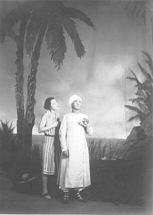Szenenbild aus "Die Verführung des Heiligen" von Felix Langer. Dresden: Albert-Theater, 06.02.1930