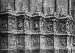 Mittleres Westportal: Portail Saint-Étienne — rechtes Gewände, Sockelzone: Monatsdarstellungen und Fabelwesen