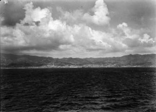 Straße von Messina : Blick in die Straße von Messina. An der Küste die namensgebende Stadt Messina.