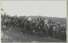 Kaisermanöver 1898: Stabsoffiziere des Generalkommandos IX zu Pferd, von links Oberst Netke, Sanbergner (?), Mattisen, beide Hauptmann, von Schwarn, von Humbredt, beide Major, im Hintergrund Zuschauer vor Wald