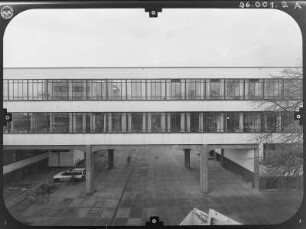 Dessau (Dessau-Roßlau), Gropiusallee 38. Bauhaus (1925-1926; W. Gropius). Brückenbau. Straßenfront von Nordost