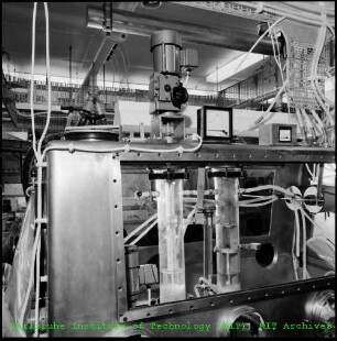 Detail einer Glovebox mit Mixer-Settler am Institut für Heiße Chemie (HCH)