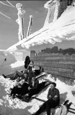 Feldberg: Sonnende Gruppe unter Schneedach