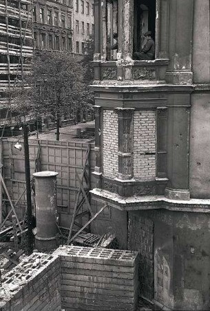 Berlin: Die Pressefahrt; Bernauer Straße; Eckerker mit Posten