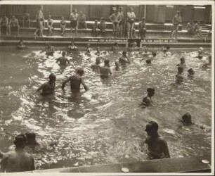 In einer Schwimmhalle. Besucher befinden sich im Wasser