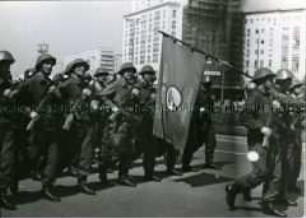 Kampfgruppen bei eine Parade am Straußberger Platz