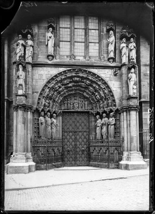 Trier. Liebfrauenkirche. Portal mit Mariendarstellung im Tympanon
