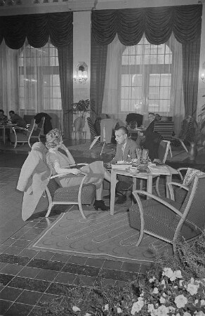 Internationale Besucher des Ausstellungstreffes in der Unteren Wandelhalle während der Frühjahrsmesse