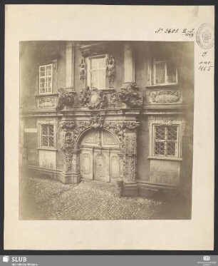 [Aufnahme des Portals eines im barocken Baustil gestalteten Gebäudes]