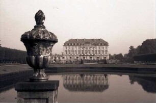 Brühl: Schloss, Vordergrund Vase