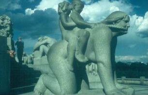 Oslo. Vigeland-Park. Skulptur Kinder auf Mutter reitend