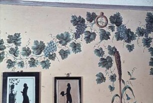 Dekoration mit Weinlaub-, Schilf- und Blumenmotiven