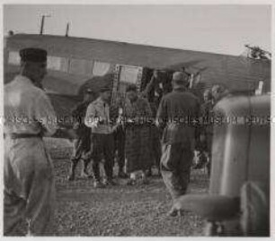 Wehrmachtssoldaten, Junkers Ju Maschinen kehren aus Kreta mit verwundeten Fallschirmjägern zurück.