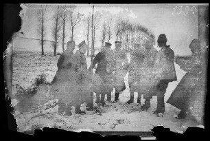 bei Illawcze (=Ilavche, Ukraine) an der Verkehrsstelle: 8 russische (?) Soldaten und Offiziere auf einer verschneiten Landstraße, teilweise mit einer russischen Zeitung in der Hand