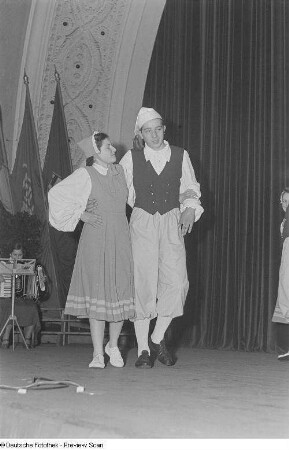 Tanzpaar während eines Auftritts beim Bezirksausscheid der Volkskunstgruppen 1954