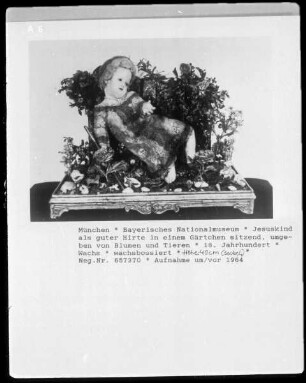 Jesuskind als guter Hirte in einem Gärtchen sitzend, umgeben von Blumen und Tieren