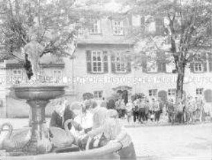 Pioniere am Brunnen vor dem Schillerhaus in Weimar im Rahmen des IV. Pioniertreffens