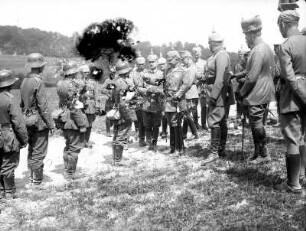 Erster Weltkrieg : Wilhelm II. überreicht einem Soldaten eine Orden