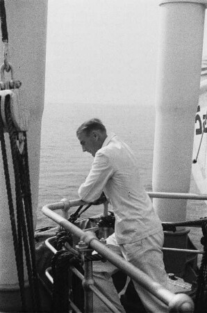 Bordleben. Passagier an der Reling eines Passagierschiffes