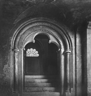 Bonn, St. Martin (sog. Münster), Kreuzgang Nordwest-Ecke, Portal zum südlichen Seitenschiff