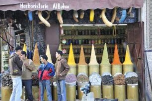 Gewürzladen im Souk : Junge Männer stehen vor einem Gewürzladen in der Kasbah von Marrakesch, aufgenommen am 04.11.2008