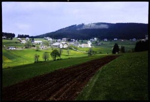 Saig: Vordergrund Ackerfurchen, Blick vom Kuhberg auf Ort