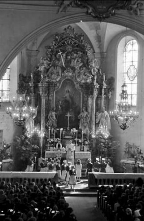 St. Märgen: Erstkommunikanten in der Kirche; Blick zum Altar von oben