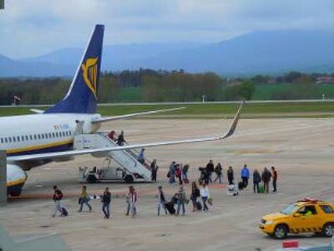 Airport Girona - Passagiere steigen aus : Passagiere verlassen einen gelandeten Ryanair-Jet Boeing 737. Aufgenommen am 18. April 2012 auf dem Gelände des Airports Girona Costa Brava