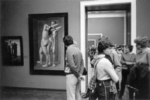 Dresden-Altstadt. Albertinum. IX. Kunstausstellung der DDR, 02.10.1982-02.04.1983. Raumaufnahme mit Ausstellungsbesuchern