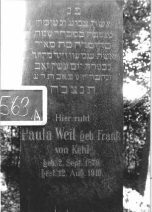 Grabstein 563 (Index: 100111490) Material: Granit Zustand: gut Maße HxBxT: 210x56x29 cm Beschreibung: Stele, getreppter Sockel, giebelartiger Abschluß Steinmetz: Seiter: Grabstein 563A