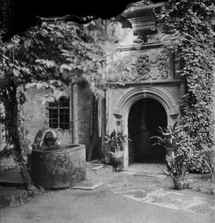 Schlosshof. Portal mit Wappensteinen (1567)