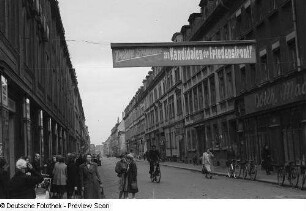 Belebter Straßenzug mit Wahlwerbung für die Volkskammerwahl am 17.10.1954