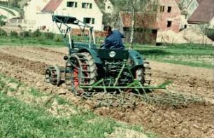 Fotografie: Bodenbearbeitungsgerät, Egge, Saatbettbereitung, Gitterrad, Frontlader
