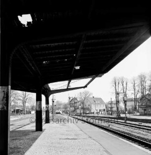 Bahnsteig: schadhafte Überdachung: im Hintergrund Stellwerk und Bahnübergang Hagener Allee: Blick Richtung Lübeck