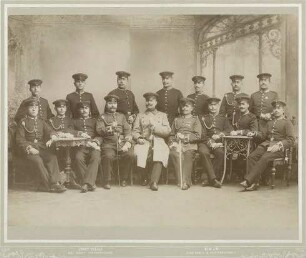 Feldwebel und Unteroffiziere (sechzehn Personen) mit Pflummern von (1862-1937), Freiherr, Schott August, Hauptmann, der 11. Kompanie des Regiments in einem Atelier