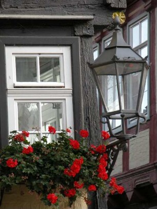 Quedlinburg - Fachwerkhaus : Historischer Fachwerkbau mit Laterne, aufgenommen in der Weltkulturerbestadt Quedlinburg, ca. 2004
