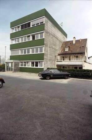 Freiburg: Grüner Bau und Häuschen, Hofseite