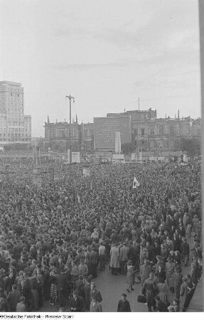 Blick auf den Karl-Marx-Platz (heutiger Augustusplatz) während der Kundgebung