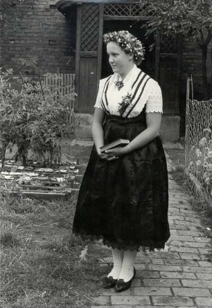 """Halbdeutsche"" Schleifer Tracht aus Rohne, Braut" : Kleidung - Schleifer Tracht. Ort: Rowno / Rohne. "Halbdeutsche" Schleifer Tracht aus Rohne. Braut am ersten Tag nachmittags und zweiten Tag.