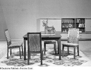 Eßtisch (Modell T 322/22) mit vier Stühlen (Stuhl mit gepolsterter Sitzfläche und Rückenlehne (Modell 182/5)) (1980; VEB Vereinigte Sitzmöbelindustrie Neuhausen)