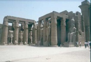 Ägypten. Luxor. Luxor-Tempel (1551ante/1080ante). Erster Hof