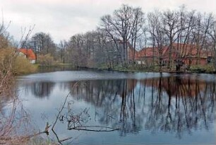 Gut Jersbek: westlicher Gutsteich: hinten links Verwalterhaus, hinten rechts Wirtschaftshof