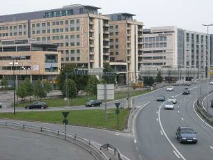 Oslo - Bürohochhäuser und Hotels : Schnellstraße im Zentrum Ost. Aufgenommen in Oslo im September 2004