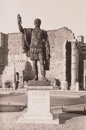 Standbild für Nerva, Römischer Kaiser : Rom. Statue des Imperators Nerva mit dem Trajansforum