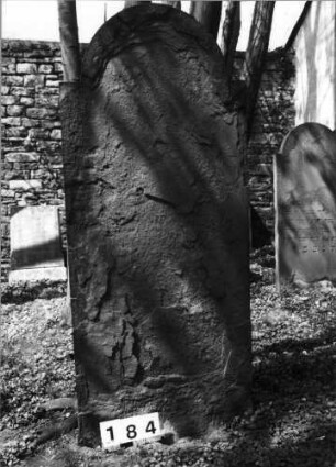 Grabstein 184 (Index: 99629685) Material: Sandstein Zustand: völlig abgeblättert Maße HxBxT: 166x69x8 cm Beschreibung: Stele mit eingezogenem Rundbogenabschluß: Grabstein 184