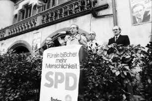 Freiburg: Wahlversammlung auf dem Rathausplatz, am Rednerpult, von unten, Eppler