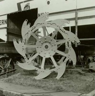 Dresden. Personen-Seitenraddampfer 'Ernst Thälmann' auf der Werft Laubegast : Steuerbordschaufelrad