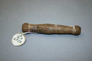 magischer Gegenstand mit roter Wolle umwickelte Stäbchen in einem Tierbalg